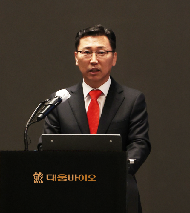 대웅바이오는 언제나 사람과 함께 <br class='mo'/>성장해왔습니다. <br class='pc'/> 환자와 가족들이 더 <br class='mo'/>건강하고 행복한 하루를 보낼 수 <br class='mo'/>있도록, 우리는 처음 <br class='pc'/>중추신경계(CNS) <br class='mo'/>분야에 도전했습니다. <br class='mo'/>많은 연구와 노력을 이어간 끝에, <br class='mo'/><br class='pc'/>지금은 이 분야에서 국내 1위라는 <br class='mo'/>성과를 이룰 수 있었습니다. <br class='pc'/><br class='mo'/>이 자리는 오롯이 고객들이 보내주신 <br class='mo'/>믿음 덕분입니다.