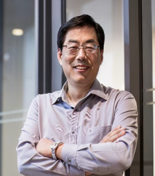 사내이사 윤재춘